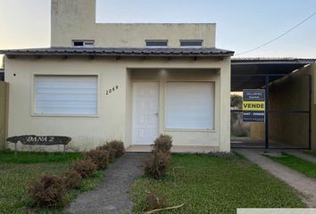 Casa en  Calle Yapeyu, San José, Colón, Entre Ríos, Arg