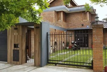 Casa en  Calle Teniente Coronel Manuel Besares 859, Ituzaingó Centro, Ituzaingó, B1714, Provincia De Buenos Aires, Arg