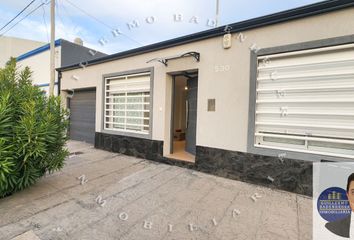 Casa en  Calle Inglaterra 530, Bahía Blanca, B8003, Provincia De Buenos Aires, Arg