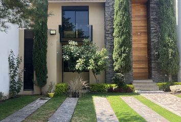 Casa en  Vía Pompella, La Campiña Del Bosque Ii, Fraccionamiento Loma Griega, León, Guanajuato, 37690, Mex