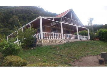 Villa-Quinta en  Anatolí, La Mesa