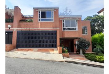 Casa en  Altos Del Poblado, Medellín