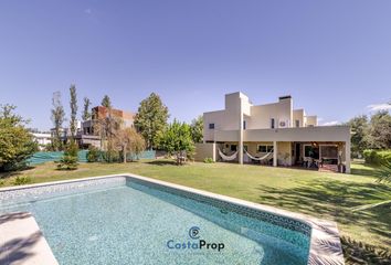 Casa en  Cumbres Del Golf, Villa Allende