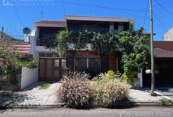 Casa en  Remedios De Escalada, Partido De Lanús