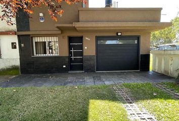 Casa en  Azcuénaga, Rosario