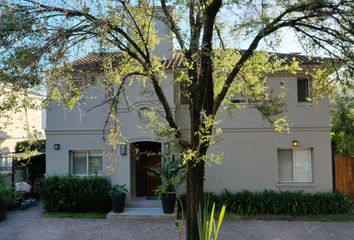 Casa en  Santa María De Los Olivos, Partido De Malvinas Argentinas