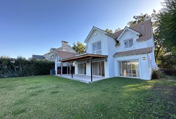 Casa en  Santa María De Los Olivos, Partido De Malvinas Argentinas