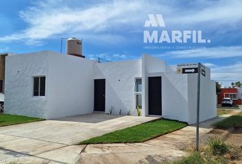 Casa en  Calle Higuera Del Centro, Puerta De Rolón, Ciudad De Villa De Álvarez, Villa De Álvarez, Colima, 28983, Mex