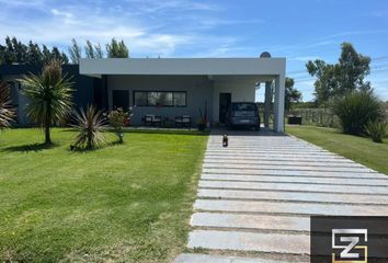 Casa en  Calle Caceres, Monte Grande, Esteban Echeverría, Provincia De Buenos Aires, Arg