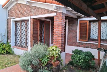Casa en  Calle Juan B. Justo 621, Haedo, Morón, Morán, B1706, Provincia De Buenos Aires, Arg