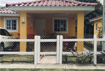 Venta: Casa de 2 recámaras en residencial de Santa Clara, Coclé