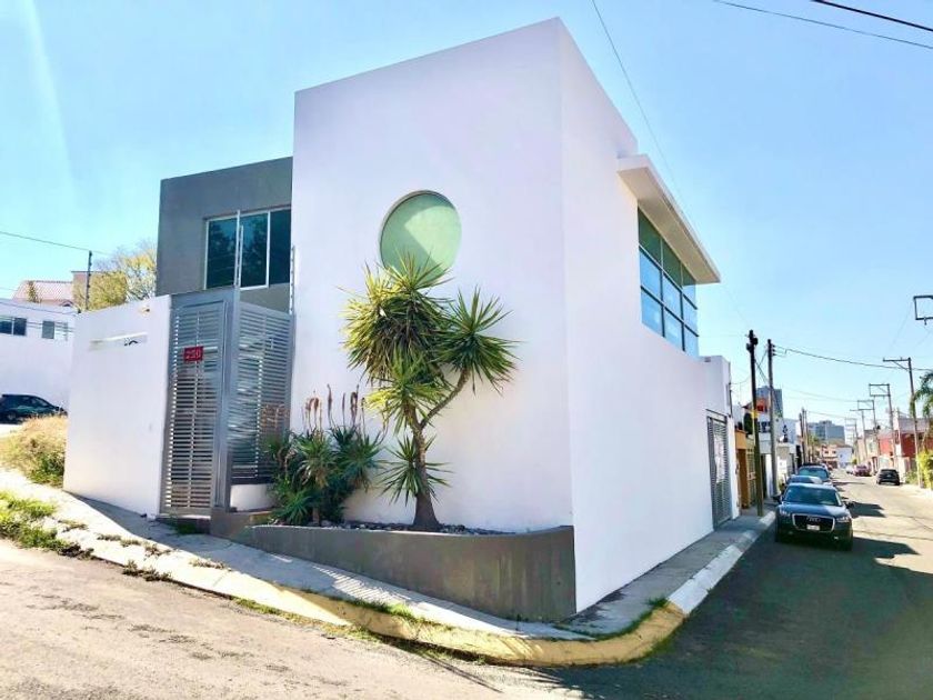 venta Casa en Fraccionamiento Cuesta Bonita, Municipio de Querétaro  (MX22-MK7982)