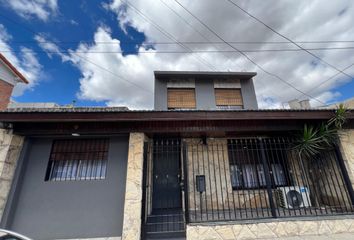 Casa en  Remedios De Escalada, Partido De Lanús