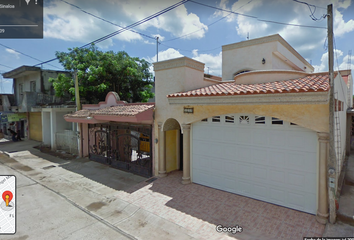 Casa en fraccionamiento en  Avenida Francisco Gil Leyva, Fraccionamiento Laureles Pinos, Culiacán, Sinaloa, 80246, Mex