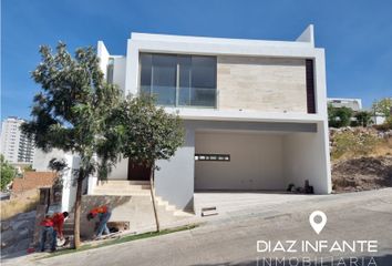 Casa en fraccionamiento en  Avenida Sierravista, Fracc Garita De Jalisco, San Luis Potosí, 78294, Mex