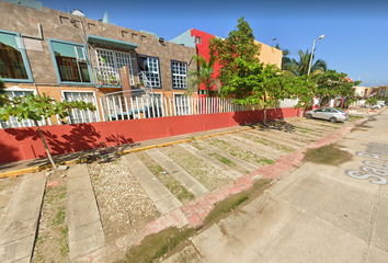 Casa en fraccionamiento en  Avenida Cristóbal Colón, Esfuerzo De Los Hnos Del Trabajo, Coatzacoalcos, Veracruz De Ignacio De La Llave, 96430, Mex