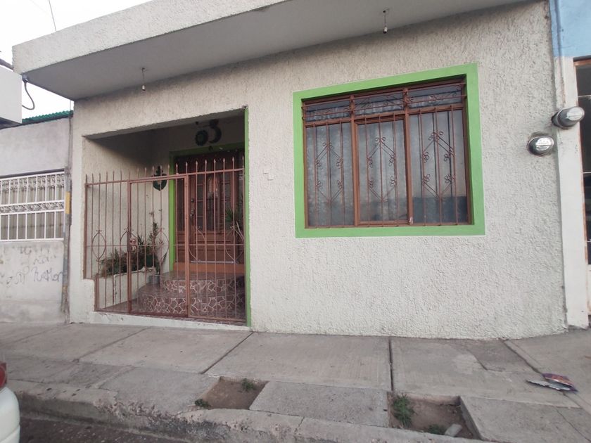 venta Casa en Mujeres Ilustres, Ciudad de Aguascalientes (449013--305)-  