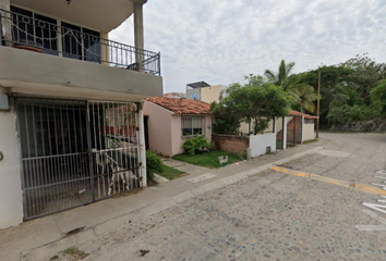 Casa en fraccionamiento en  Avenida Del Parque, Fraccionamiento Parques Universidad, Puerto Vallarta, Jalisco, 48290, Mex