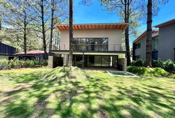 Casa en  Avenida Rosales, Avándaro, Valle De Bravo, México, 51200, Mex