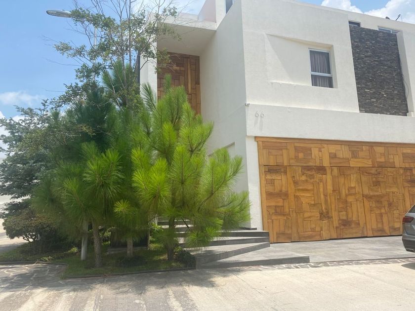 venta Casa en Fraccionamiento Valle Imperial, Zapopan, Jalisco  (411754--393)