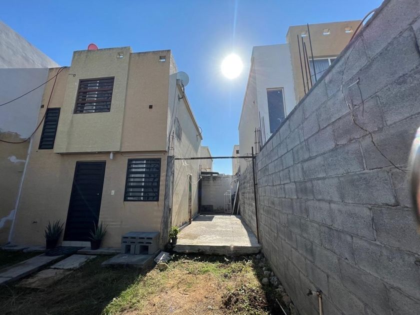 venta Casa en La Joya INFONAVIT 1er. Sector, Guadalupe, Nuevo León  (EB-LS5682s)