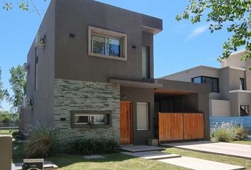 Casa en  Fisherton, Rosario