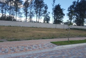 Terreno Comercial en  Qjq3+pq Quito, Ecuador