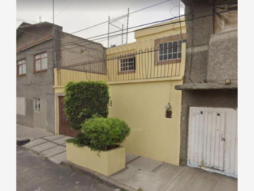 venta Casa en Los Cipreses, Iztapalapa (MX22-NA9479)