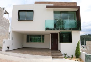 Casa en fraccionamiento en  Avenida Alfredo Zalce, Fracc Puerta Tres Marías Norte, Morelia, Michoacán De Ocampo, 58254, Mex