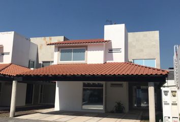 Casa en fraccionamiento en  Elvis, Avenida Licenciado Benito Juárez, Barrio San Antonio, Celaya, Guanajuato, 38048, Mex