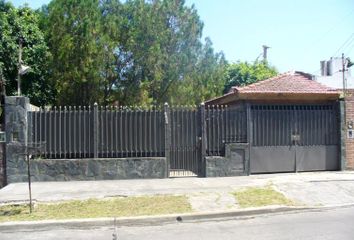 Casa en  Calle Julio Besada 7484-7592, Caseros, Tres De Febrero, B1657, Provincia De Buenos Aires, Arg