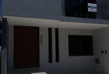 Casa en  Calzada De Las Flores, Fraccionamiento Valdepeñas Ii, Zapopan, Jalisco, 45130, Mex
