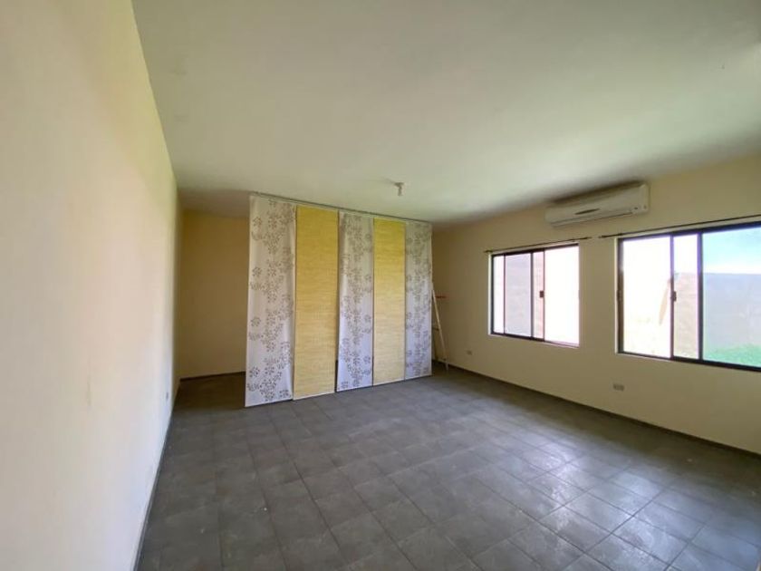 venta Casa en Contry la Silla, Guadalupe, Nuevo León (MX22-MC1736)-  