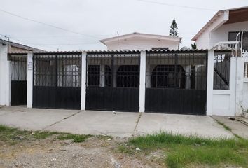 Casa en  Carlos Espinoza Larrea, Salinas