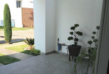 Casa en fraccionamiento en  Calle Jacaranda, Valle Del Paraíso, Puebla, 72498, Mex