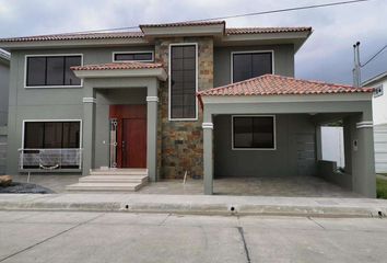 Casa en  El Condado Vicolinci, Avenida León Febres Cordero Ribadeneyra, Ecuador