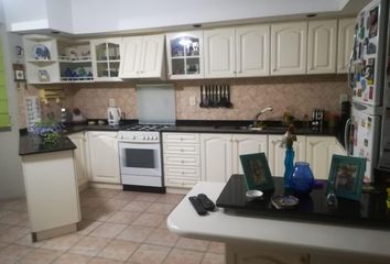 SE VENDE DUPLEX . CALLE 11 DE SETIEMBRE AL 400, HAEDO SUR. 4 AMBIENTES CON COCHERA PARA 2 AUTOS CON ACCESO AUTOMAT. ANTIGUEDAD 13 AÑOS SUSANA QUINELLI