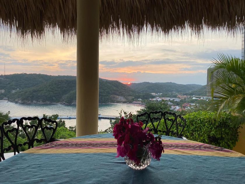 renta Casa en Bahías De Huatulco, Santa María Huatulco (MX22-NV8397)-  