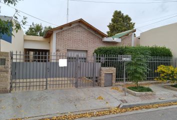 Casa en  J. C. Varela, Villa Regina, General Roca, R8336, Río Negro, Arg