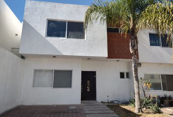 Casa en fraccionamiento en  Cda. Cuesta Bonita, Cuesta Bonita, Santiago De Querétaro, Querétaro, México
