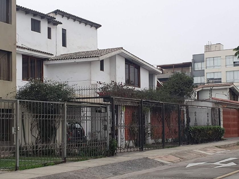 Casa en venta C. 1 143, Lima 15037, Perú