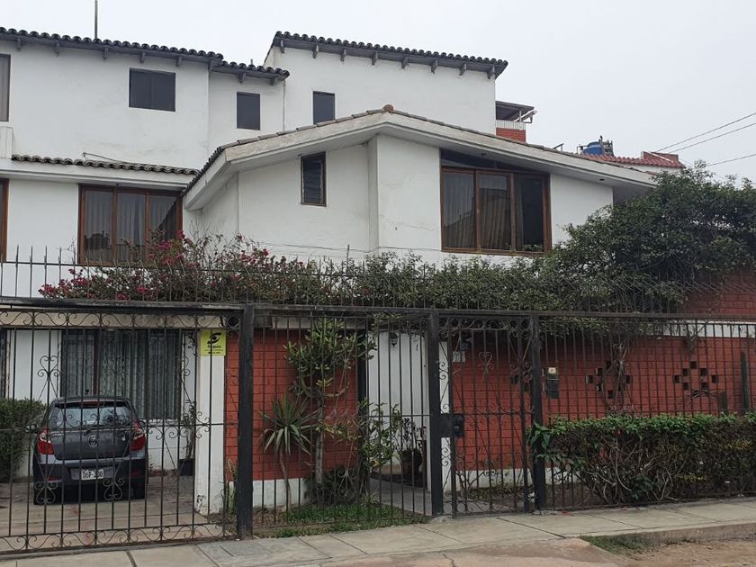 Casa en venta C. 1 143, Lima 15037, Perú
