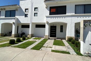 Casa en fraccionamiento en  Residencial San Marino, Cuarto Cinturón Vial, Irapuato, Guanajuato, México
