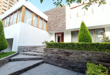 Casa en  Calle Los Ficus 300, San Isidro, Perú