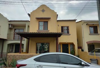 Casa en  Urbanización La Rioja, Av. León Febres Cordero, Daule, Ecuador