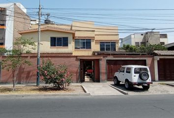 Casa en  Calle 32, San Isidro, Perú