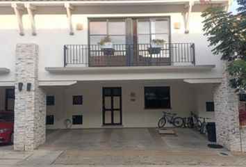 Casa en fraccionamiento en  Lombardía Residencial, Boulevard San Juan Bosco, Lombardía Residencial, León, Guanajuato, México