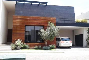 Casa en fraccionamiento en  Magno Residencial Celaya, Avenida La Cano, Fracc. Magno Residencial, Celaya, Guanajuato, México