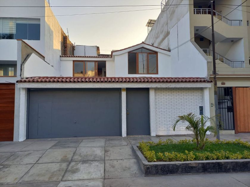 Casa en venta Jose Jimenez Borja, Cercado De Lima, Perú