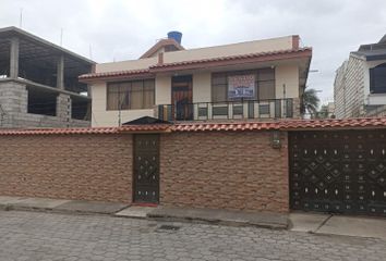 Casa en  Av. Velasco Ibarra 9-32, Pujilí, Ecuador